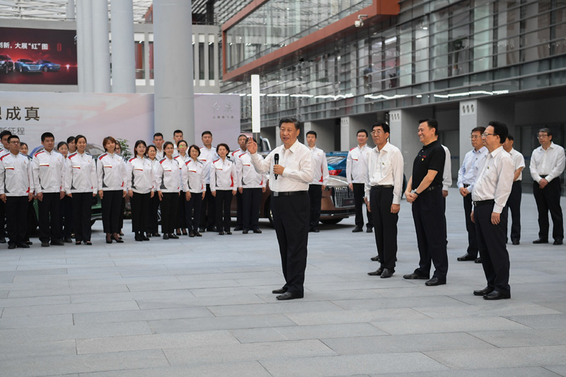 7月22日至24日,中共中央总书记、国家主席、中央军委主席习近平在吉林省考察。这是7月23日下午,习近平在长春市一汽集团研发总院,同职工代表亲切交流。新华社记者 燕雁 摄